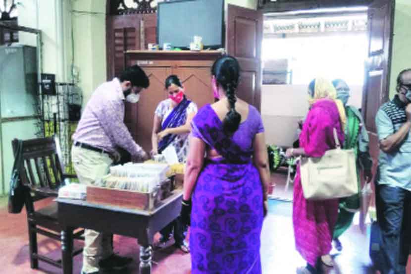 ग्रंथालय उघडताच वाचकांची झुंबड