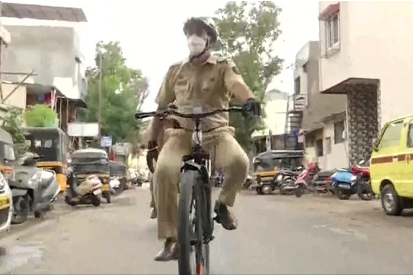 पुण्यात पोलीस निरीक्षक सायकलवर फिरुन कंटेंन्मेंट झोनमध्ये करतायत जनजागृती