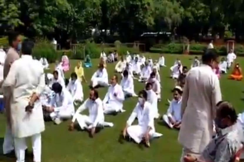 राजभवन परिसरात निर्दशने करताना काँग्रेसचे आमदार. (फोटो -ट्विटर)