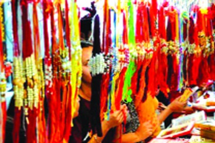 मिठाईची दुकाने एक दिवसाआड बंद राहिल्यास मालही खराब होऊ शकतो. मिठाईची दुकाने एक दिवसाआड बंद राहिल्यास मालही खराब होऊ शकतो.