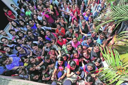 शिक्षणाच्या प्रक्रियेत महत्त्वाचा टप्पा म्हणजे परीक्षा.. कारण परीक्षा आणि त्यातील कामगिरीवरच विद्यार्थ्यांचे भवितव्य अवलंबून असते.