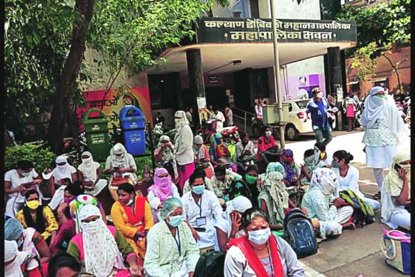 कल्याण-डोंबिवली पालिका मुख्यालयासमोर आंदोलन करत असलेल्या परिचारिका.