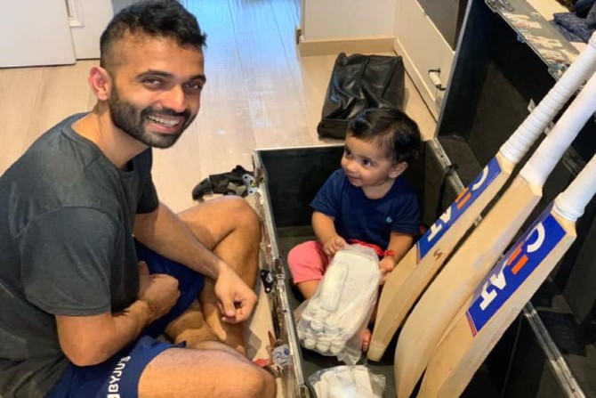IPL 2020 : बाबांसोबत जाण्यासाठी लहानग्या आर्याचा हट्ट, अजिंक्यच्या बॅगेत बसून तयार