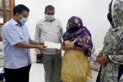 अनेकांचा जीव वाचवणाऱ्या अन्निशामन दलाच्या जवानाचा सन्मान; केजरीवाल यांनी दिला एक कोटींचा धनादेश