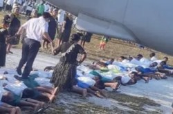 ३० लोकांच्या पाठीवरुन चालत चीनच्या राजदूताने ‘या’ देशात केला प्रवेश