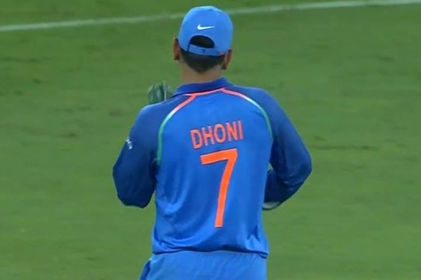 धोनीच्या निवृत्तीनंतर दिनेश कार्तिकची BCCI ला विनंती, 7 नंबरची जर्सी रिटायर करा !