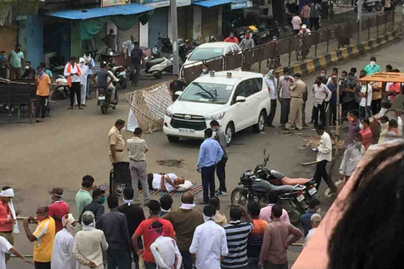 यवतमाळ : शहरात लॉकडाउनचा अतिरेक होत असल्याचा आरोप करीत शेतकरी स्वावलंबन मिशनचे अध्यक्ष किशोर तिवारी यांनी आज शहरातील मुख्य बाजारपेठेत रस्त्यावर झोपून आंदोलन केले. 