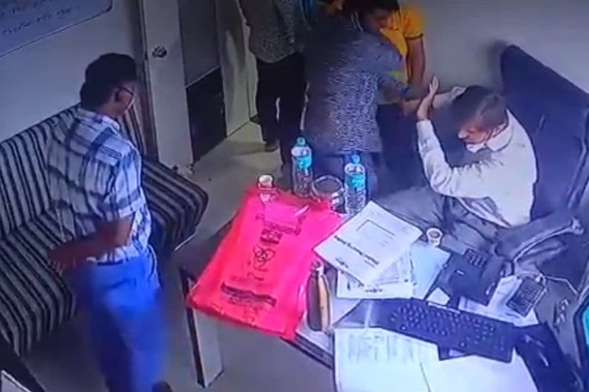 नाशिकमध्ये करोना संशयित महिलेचा मृत्यू; नातेवाईकांकडून डॉक्टरांना मारहाण, घटना CCTV मध्ये कैद