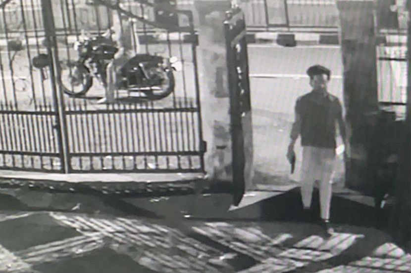 कोपरखैरणे : किरकोळ वादावरुन एका तरुणाने येथील एका सोसायटीत येऊन रहिवाशांना बंदुकीचा धाक दाखवला.