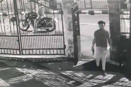 कोपरखैरणे : किरकोळ वादावरुन एका तरुणाने येथील एका सोसायटीत येऊन रहिवाशांना बंदुकीचा धाक दाखवला.