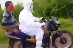 …अन् ‘त्या’ तरुण नेत्याने PPE कीट घालून बाईकवरुन करोना संशियत रुग्णाला रुग्णालयात नेलं