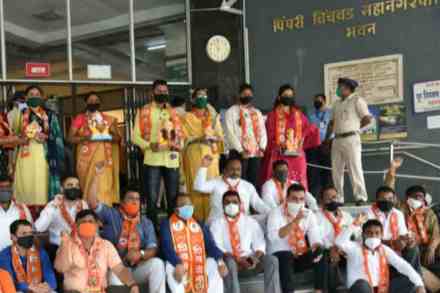 पिंपरी : विसर्जनासाठी गणेश भक्तांना नियोजनाअभावी त्रास सहन करावा लागल्याने शिवसेनेने पालिकेच्या प्रवेशद्वारावर आंदोलन केले.