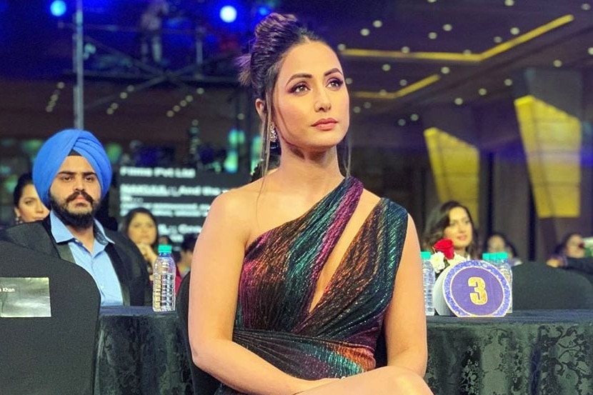 सुशांत मृत्यू प्रकरण: “तिचं करिअर असं संपवू नका”; हिना खानने दिला रियाला पाठिंबा सुशांत मृत्यू प्रकरण: “तिचं करिअर असं संपवू नका”; हिना खानने दिला रियाला पाठिंबा