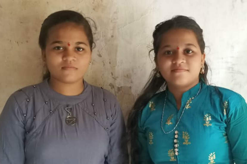 पालघर : येथील दोन जुळ्या बहिणींना दहावीच्या परीक्षेत मिळाले समान गुण.