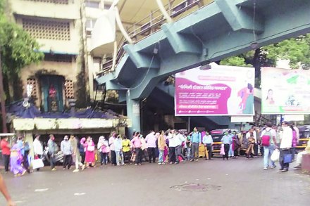 मुंबई, ठाणे येथे जाण्याऱ्या नोकरदारांना डोंबिवलीतील बाजीप्रभू चौकात बससाठी प्रतिक्षा करावी लागते.