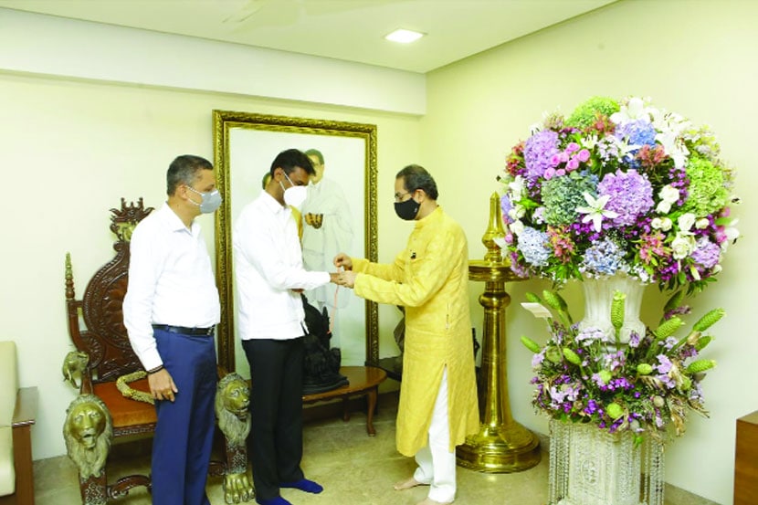 शंकरराव गडाख यांनी मंगळवारी शिवसेनेत प्रवेश केला. मुख्यमंत्री उद्धव ठाकरे यांनी गडाख यांना शिवबंधन बांधून पक्षात त्यांचे स्वागत केले.