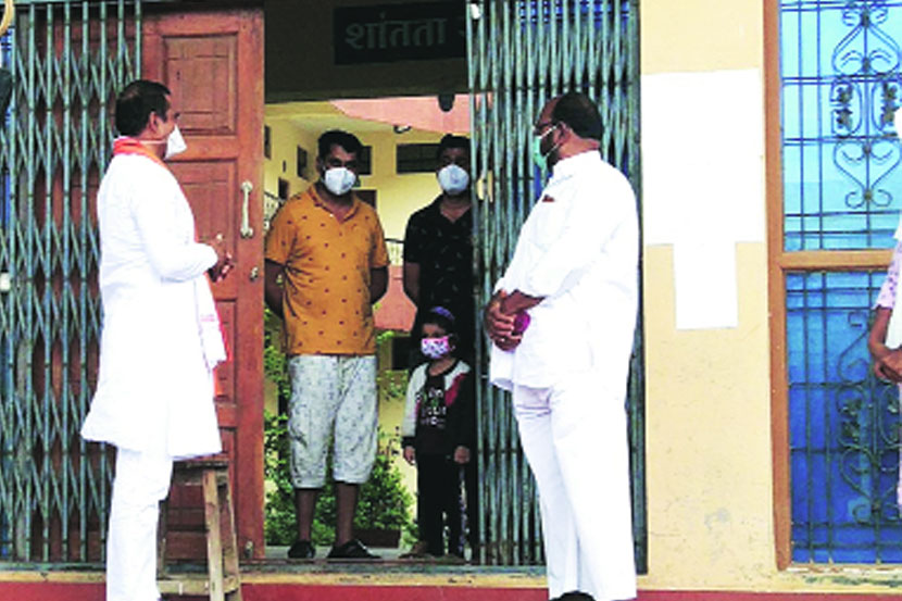कर्जत येथील दादा पाटील महाविद्यालयातील कोविड सेंटरला माजी मंत्री राम शिंदे यांनी भेट देऊन पाहणी केली.