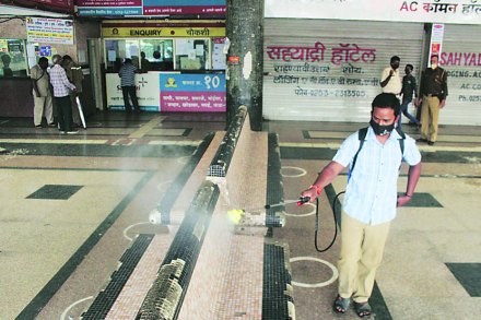 नाशिक येथील ठक्कर बाजार स्थानकात बससेवा सुरू करण्याआधी निर्जंतुकीकरणासाठी फवारणी करण्यात आली