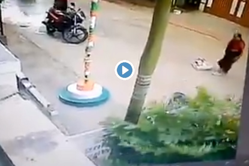 Viral Video : आजींची भोळी भाबडी देशभक्ती; हा व्हिडिओ पाहून अनेकांच्या डोळ्यात आलं पाणी Viral Video : आजींची भोळी भाबडी देशभक्ती; हा व्हिडिओ पाहून अनेकांच्या डोळ्यात आलं पाणी