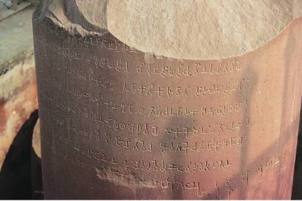 ज्येष्ठ संस्कृतज्ञ शेल्डन पोलॉक यांनी दाखवून दिल्यानुसार, इसवी सनाच्या तिसऱ्या शतकात लिव्हियस नामक लॅटिन साहित्यकार याला लॅटिन साहित्यामध्ये आद्यकवी मानले जाई.