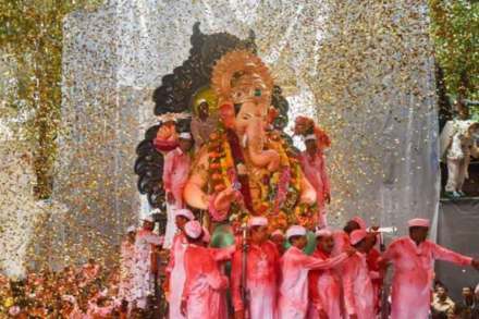 सार्वजनिक गणेशोत्सवात सामाजिक अंतर राखणे कठीण