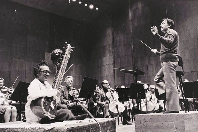 पाश्चात्त्य संगीताचा भारतातील पारंपरिक श्रोता आणि आश्रयदाता हा अति अल्पसंख्य पारशी, ख्रिश्चन आणि पूर्णपणे आंग्लाळलेले भारतीय आहेत. त्यामुळे या संगीताला भारतात फारसा भूतकाळ नाहीये आणि वर्तमानातलं त्याचं अस्तित्वदेखील नगण्य आहे.