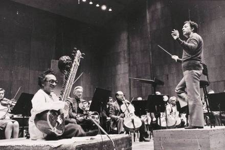 पाश्चात्त्य संगीताचा भारतातील पारंपरिक श्रोता आणि आश्रयदाता हा अति अल्पसंख्य पारशी, ख्रिश्चन आणि पूर्णपणे आंग्लाळलेले भारतीय आहेत. त्यामुळे या संगीताला भारतात फारसा भूतकाळ नाहीये आणि वर्तमानातलं त्याचं अस्तित्वदेखील नगण्य आहे. पाश्चात्त्य संगीताचा भारतातील पारंपरिक श्रोता आणि आश्रयदाता हा अति अल्पसंख्य पारशी, ख्रिश्चन आणि पूर्णपणे आंग्लाळलेले भारतीय आहेत. त्यामुळे या संगीताला भारतात फारसा भूतकाळ नाहीये आणि वर्तमानातलं त्याचं अस्तित्वदेखील नगण्य आहे.