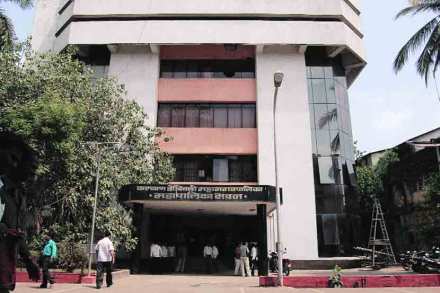 आरोग्य अधिकाऱ्यांची तडकाफडकी बदली आरोग्य अधिकाऱ्यांची तडकाफडकी बदली