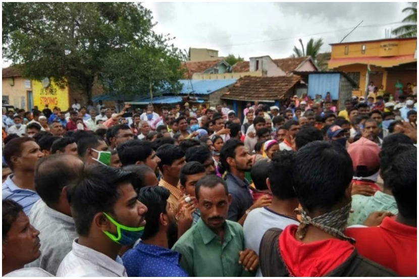 मनगुत्ती गावातील आक्रमक शिवप्रेमी नागरिक 