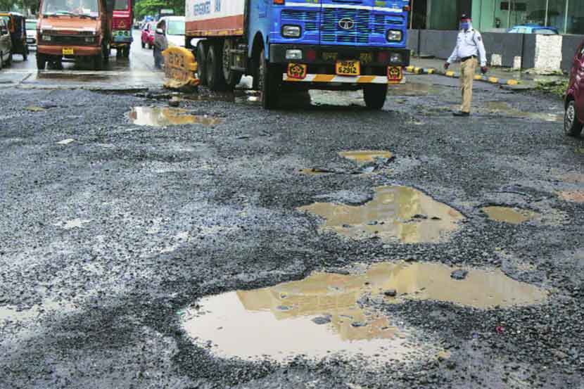 शीव-पनवेल महामार्गावर खड्डे शीव-पनवेल महामार्गावर खड्डे