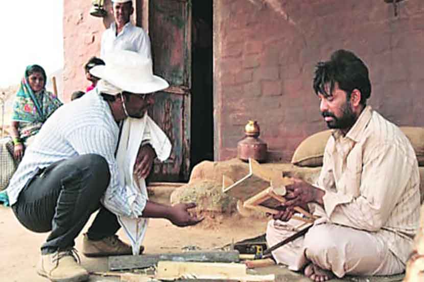 नाशिकची निर्मिती असलेल्या ‘ताजमाल’ या चित्रपटातील चित्रीकरणप्रसंगी दिग्दर्शक नियाज मुजावर हे अभिनेते संजय खापरे यांना प्रसंग समजावून सांगताना