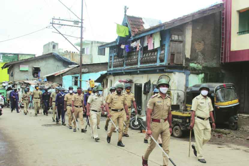 पोलिसांचे रंगीत तालीमसह पथसंचलन