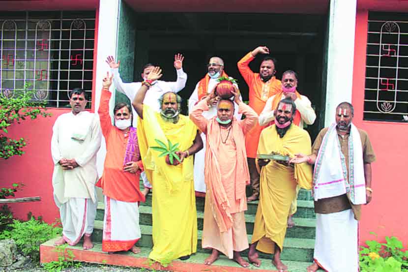 नाशिक येथून अयोध्येला गोदावरीचे  जल आणि माती घेऊन निघालेले परिपूर्णानंद महाराज यांच्यासमवेत महंत भक्तीचरणदास महाराज, महंत सुधीरदास आदी.
