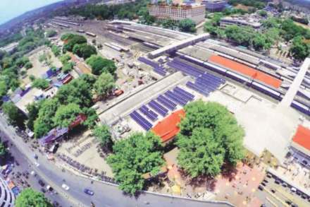 पुणे रेल्वे स्थानक इमारतीच्या छतावर सौरऊर्जा प्रकल्प कार्यान्वित करण्यात आला आहे.