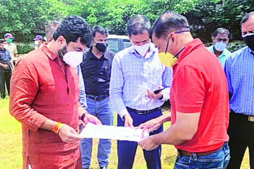 महापालिका, पुणे महानगर प्रदेश विकास प्राधिकरण (पीएमआरडीए) आणि राज्य शासन यांच्या वतीने शासकीय अभियांत्रिकी महाविद्यालयाच्या (सीओईपी) मैदानावर उभारण्यात येणाऱ्या मोठय़ा करोना काळजी के ंद्राच्या कामाची पाहणी महापौर मुरलीधर मोहोळ यांनी सोमवारी के ली. सौरभ राव, सुहास दिवसे या वेळी उपस्थित होते.