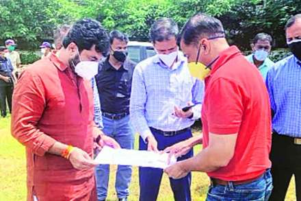 महापालिका, पुणे महानगर प्रदेश विकास प्राधिकरण (पीएमआरडीए) आणि राज्य शासन यांच्या वतीने शासकीय अभियांत्रिकी महाविद्यालयाच्या (सीओईपी) मैदानावर उभारण्यात येणाऱ्या मोठय़ा करोना काळजी के ंद्राच्या कामाची पाहणी महापौर मुरलीधर मोहोळ यांनी सोमवारी के ली. सौरभ राव, सुहास दिवसे या वेळी उपस्थित होते.