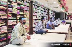 खालून वर पाहताना..
