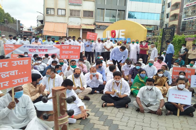 ‘दार उघड उध्दवा दार उघड’, मंदीरांसाठी भाजपाचे शिर्डीत आंदोलन ‘दार उघड उध्दवा दार उघड’, मंदीरांसाठी भाजपाचे शिर्डीत आंदोलन