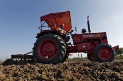 ट्रॅक्टर घेण्यासाठी केंद्र सरकारकडून शेतकऱ्यांना देण्यात येत आहेत पाच लाख रुपये?; जाणून घ्या सत्य काय