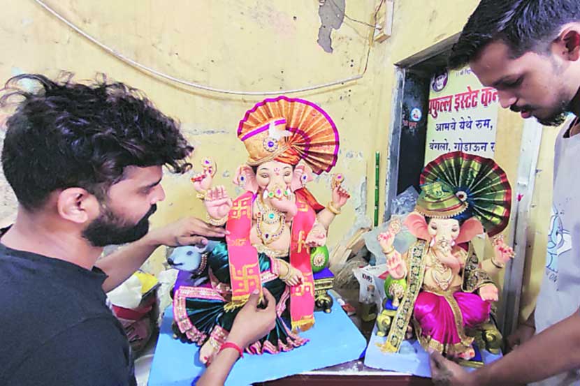 यंदा लहान आकाराच्या गणेशमूर्ती घेण्याकडे भाविकांचा कल वाढला असला तरी, या मूर्तीला साजेसे अलंकार आणि फेटे मात्र आवर्जून बनवून घेतले जात आहेत.       (छायाचित्र: सचिन देशमाने)