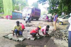 मुख्यमंत्र्यांनी कानउघाडणी केल्यानंतर खड्डे भरणीला वेग