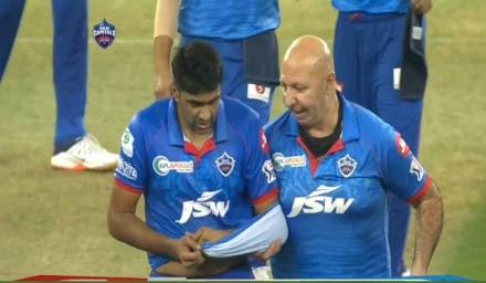 IPL 2020 : आश्विनने माजी संघाला अडकवलं जाळ्यात, मात्र एक धाव वाचवताना खांद्याला दुखापत