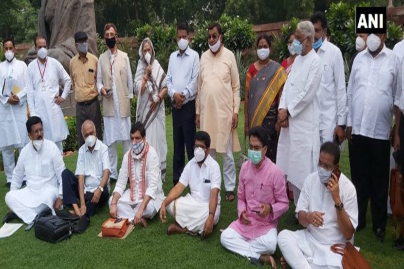 गोंधळी खासदारांच्या निलंबनाविरोधात विरोधी पक्षाच्या खासदारांचं आंदोलन