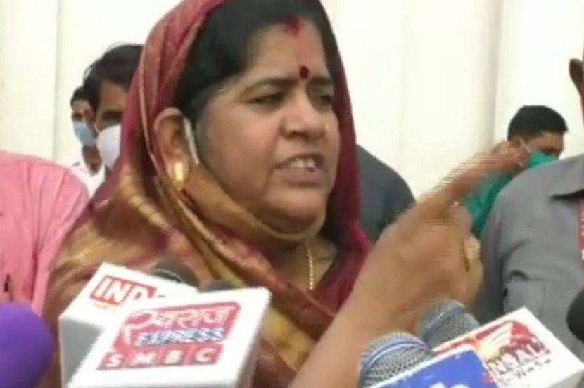 Viral Video: “शेण आणि मातीच्या सानिध्यात जन्म झालाय माझा, मला करोना शिवणारही नाही” Viral Video: “शेण आणि मातीच्या सानिध्यात जन्म झालाय माझा, मला करोना शिवणारही नाही”