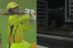 Video : рдзреЛрдиреАрдиреЗ рдорд╛рд░рд▓реЗрд▓рд╛ рдмреЙрд▓ рдереЗрдЯ рдореИрджрд╛рдирд╛рдмрд╛рд╣реЗрд░, рд░рд╕реНрддреНрдпрд╛рд╡рд░реАрд▓ рд╡реНрдпрдХреНрддреАрд▓рд╛ рдорд┐рд│рд╛рд▓рд╛ рдмреЙрд▓