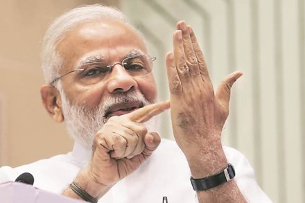 माडिया रिपोर्ट आणि भाजपा नेत्यांनुसार, पंतप्रधान मोदी आठवडयाचे सातही दिवस १८-१८ तास काम करतात. होळी-दिवाळी या सणांच्या काळातही ते दौऱ्यावर असतात. (Express Photo by Amit Mehra)