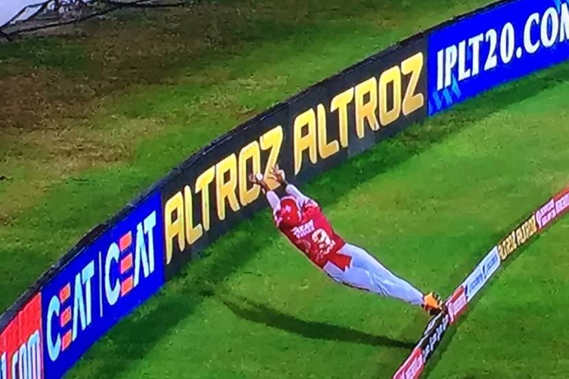 IPL 2020 : माझ्या आयुष्यात पाहिलेली सर्वोत्तम फिल्डींग ! पूरनच्या कसरतीवर सचिन फिदा