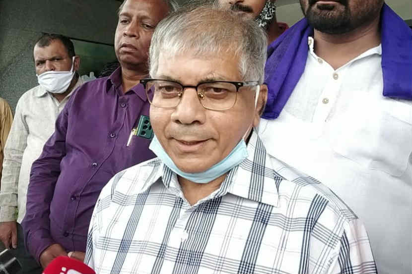 मराठा नेत्यांनी आरक्षणाचा विषय गुंतागुंतीचा करु नये – प्रकाश आंबेडकर
