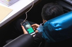 थायलंड : संसदेत खासदार पाहत होता महिलेचे अश्लील फोटो, स्पष्टीकरण देताना म्हणाला…