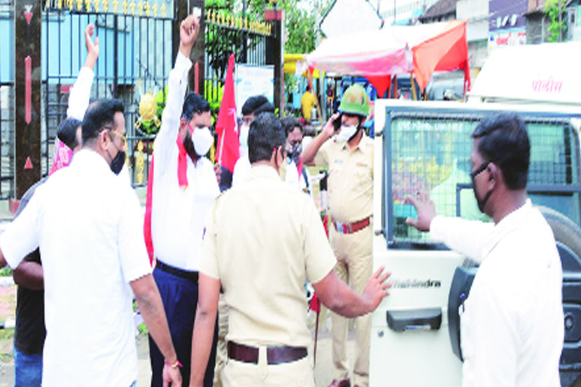 कांदा निर्यातबंदीच्या विरोधात भारतीय कम्युनिस्ट पक्ष व किसान सभेने मंगळवारी नगरमध्ये आंदोलन केले.